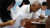 Kakek Usia 60 Tahun Ikut Ujian Nasional