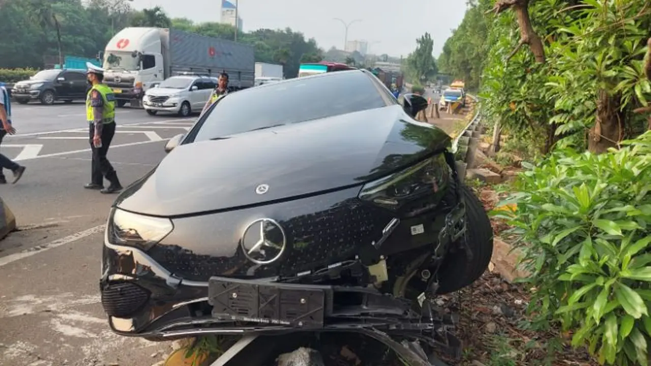 Mobil Listrik Mercedes-Benz Seharga Rp 2 Miliar Hantam Pembatas Tol JORR (ist)