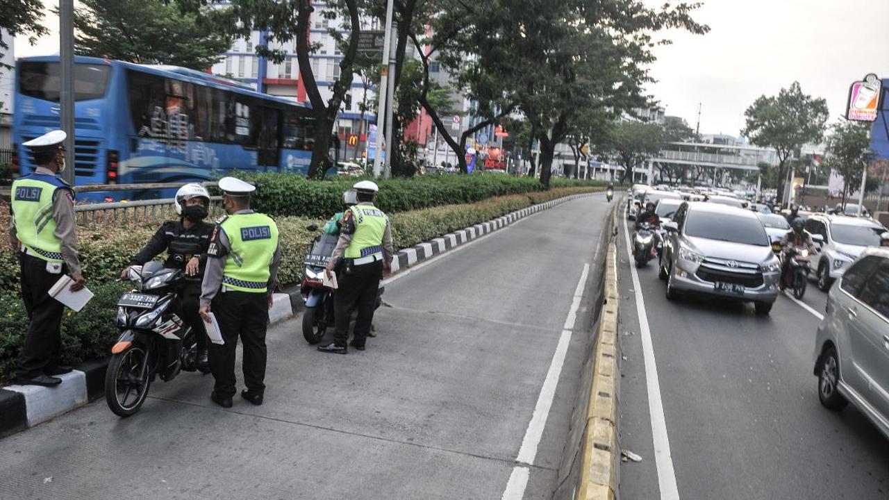 Momen Lucu Niat Baik Anggota Polisi Bagi-Bagi Takjil Malah Dikira Razia, 'Enggak Ada yang Mau Lewat