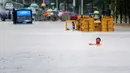Seorang pria berjalan melewati banjir di Jiujiang , Provinsi Jiangxi , Cina , (19/2). Banjir yang tinggi menyendat lalu lintas Kota Jiujiang. (REUTERS/ China Daily)