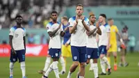 Penyerang Inggris, Harry Kane (tengah) dan rekan setimnya menyambut tepuk tangan dari penonton setelah kemenangan atas Iran dalam pertandingan grup B Piala Dunia di Stadion Internasional Khalifa di Doha, Qatar, Senin (21/11/2022). Dengan kemenangan ini, Inggris berada di puncak klasemen dengan tiga poin. (AP Photo /Abbie Parr)
