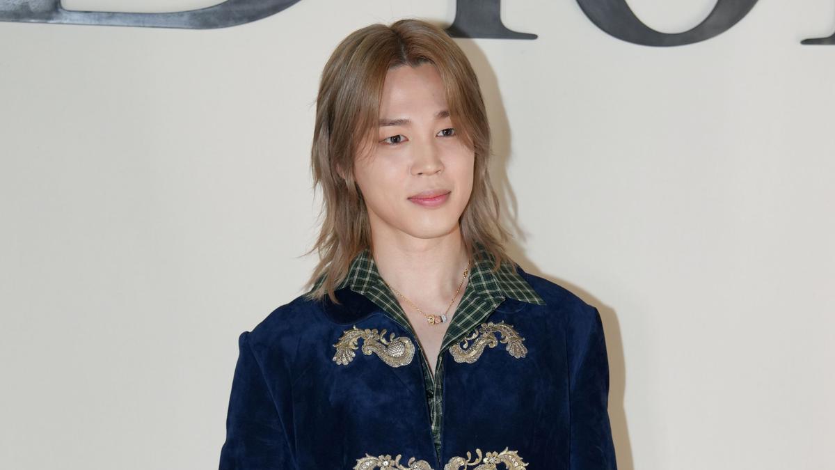 Jimin BTS Melenggang ke Paris Fashion Week, Gaya Rambut dan Jas Ekor Beludru Curi Perhatian