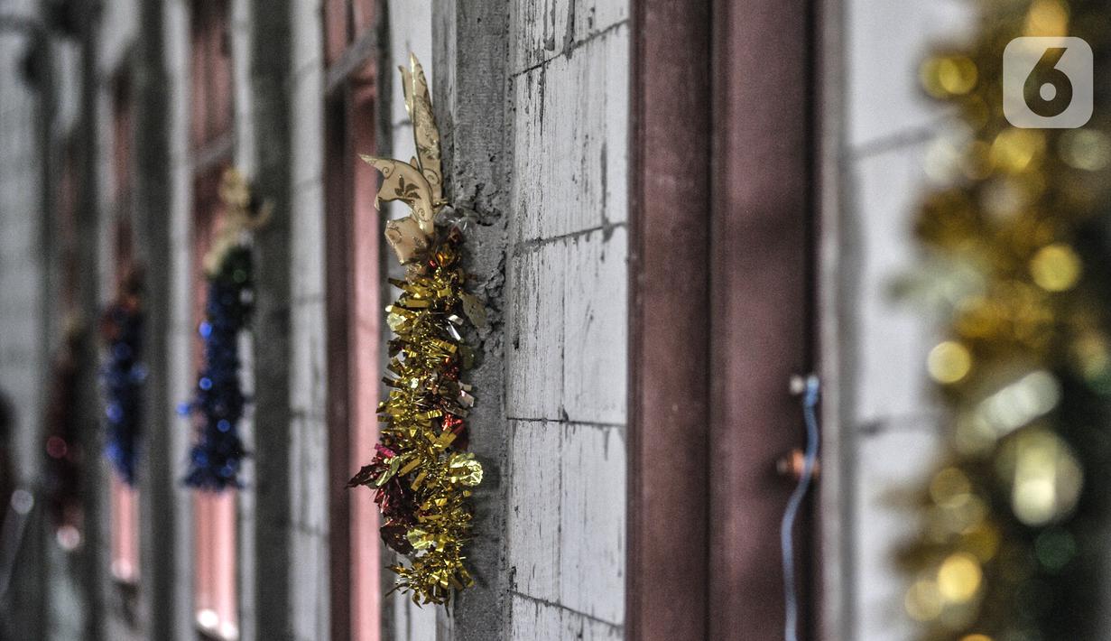 Hiasan bernuansa Natal menghiasi tembok Gedung Serbaguna Mandiri Sejahtra CBL di Desa Sumber Jaya, Tambun, Bekasi, Jawa Barat, Kamis (24/12/2020). Pada 2017, secara swadaya jemaat membangun gedung serbaguna di lahan sewa tersebut. (merdeka.com/Iqbal S. Nugroho)