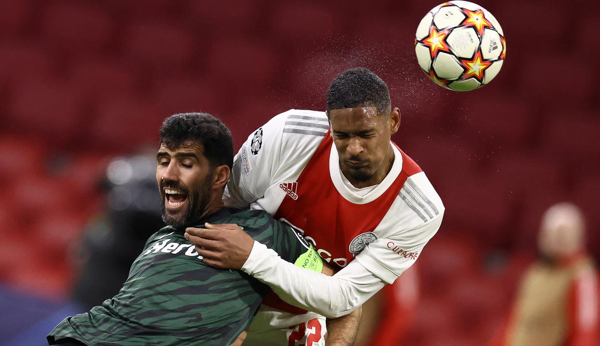 Sebastien Haller. Striker Pantai Gading berusia 28 tahun yang baru saja didatangkan Borussia Dortmund dari Ajax Amasterdam di bursa transfer musim panas 2022/2023 ini tercatat 2 kali dilatih oleh Erik ten Hag bersama 2 klub berbeda. Pertama, saat Erik ten Hag memegang FC Utrecht mulai 2015/2016 hingga tengah musim 2017/2018, ia dipermanenkan pada awal musim 2015/2016 setelah berstatus pinjaman selama setengah musim. Kedua, saat Erik ten Hag membesut Ajax mulai tengah musim 2017/2018 hingga akhir musim 2021/2022, ia didatangkan ke Ajax dari West Ham United pada tengah musim 2020/2021 dan akhirnya meninggalkan Ajax berbarengan dengan Erik ten Hag di akhir musim 2021/2022. (AFP/Kenzo Tribouillard)