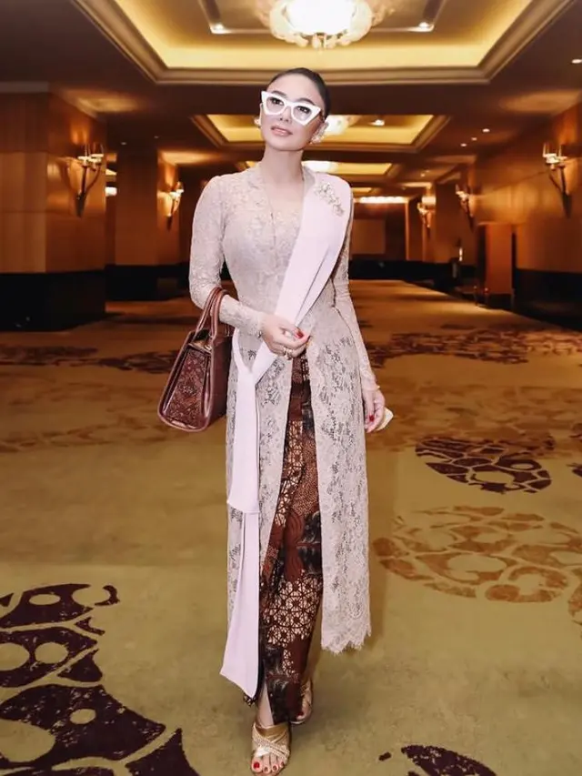 6 Pesona Yuni Shara Berkebaya, Makin Menawan dan Awet Muda di Usia 50 Tahun