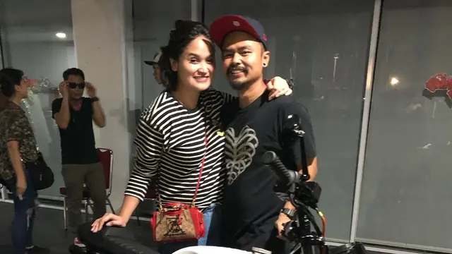 Umumkan Hamil Anak Ketiga, Ini 6 Potret Harmonis Wendi Cagur dan Istri
