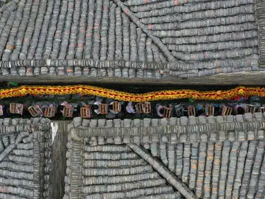 Foto dari udara penduduk desa menampilkan tarian naga dan pertunjukan lampion dalam Festival Perahu Naga di Desa Xiachong, Kota Hengyang, Provinsi Hunan, 25 Juni 2020. Festival Perahu Naga dirayakan secara tradisional pada hari kelima bulan kelima dalam kalender bulan China. (Xinhua/Cao Zhengping)