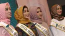 Kini, Syifa (kedua kanan) berhak atas hadiah uang tunai senilai Rp 50 juta, dan paket perhiasan senilai Rp 30 juta serta paket liburan ke Korea Selatan karena menjuarai Puteri Muslimah Indonesia 2017. (Liputan6.com/Herman Zakharia)