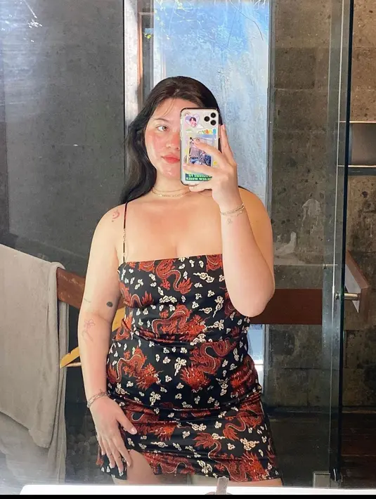 Apabila ingin tampil anggun dan memesona dengan adat Indonesia maka dress batik adalah juaranya. (instagram/sarahayu_)