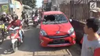 Puluhan orang merusak mobil angkutan online. Belakangan diketahui kendaraan tersebut adalah mobil curian.