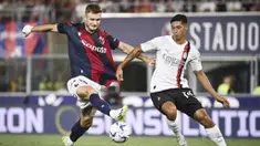 Pemain AC Milan, Tijjani Reijnders, berebut bola dengan pemain Bologna, Stefan Posch, pada pekan pertama Serie A di Stadion Renato Dall'Ara, Selasa (22/8/2023). AC Milan menang dua gol tanpa balas. (Massimo Paolone/LaPresse via AP)