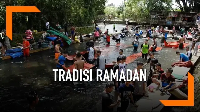 Warga Semarang rutin melakukan kegiatan cuci sajadah masjid setiap sebelum bulan Ramadan.