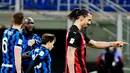 Striker AC Milan, Zlatan Ibrahimovic, berjalan keluar lapangan usai mendapat kartu merah pada laga perempat final Coppa Italia di Giuseppe Meazza, Selasa (26/1/2021). Inter Milan menang dengan skor 2-1. (AFP/Miguel Medina)