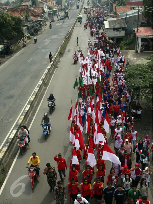 Ribuan Peserta Kirab Kebangsaan 'Bersatu Kita Teguh' melakukan long marc menuju Halaman Desa Rancasari, Pamanukan, Subang, Jawa Barat, Sabtu (4/3). (Liputan6.com/Johan Tallo)