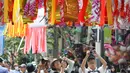 Dua orang pengunjung memotret pita warna-warni yang dijadikan hiasan The Star Japan Festival di Haratsuka, Tokyo, Jumat (7/7). Dalam perayaan ini biasanya anak-anak dan orang dewasa membuat permohonan yang dipercaya akan dikabulkan. (AP/Koji Sasahara)