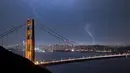 Suasana jembatan Golden Gate saat terjadi sambaran petir, San Francisco, California, AS (11/9). Petir merupakan Gejala alam yang biasanya muncul pada musim hujan di saat langit memunculkan kilatan cahaya sesaat yang menyilaukan. (AFP Photo/Josh Edelson)