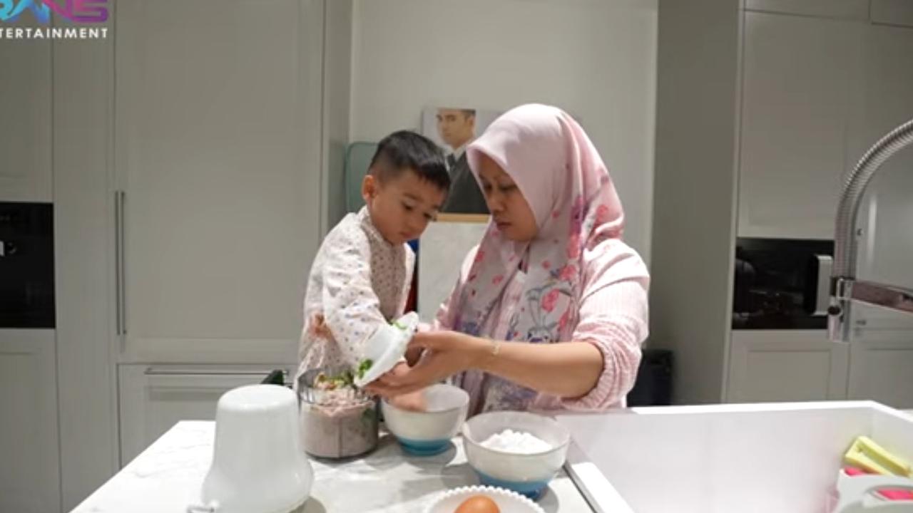 Request Rafathar, Potret Rayyanza Semangat Buat Cilok Kriwil - Hasilnya Dipuji Enak Banget sama Nagita Slavina