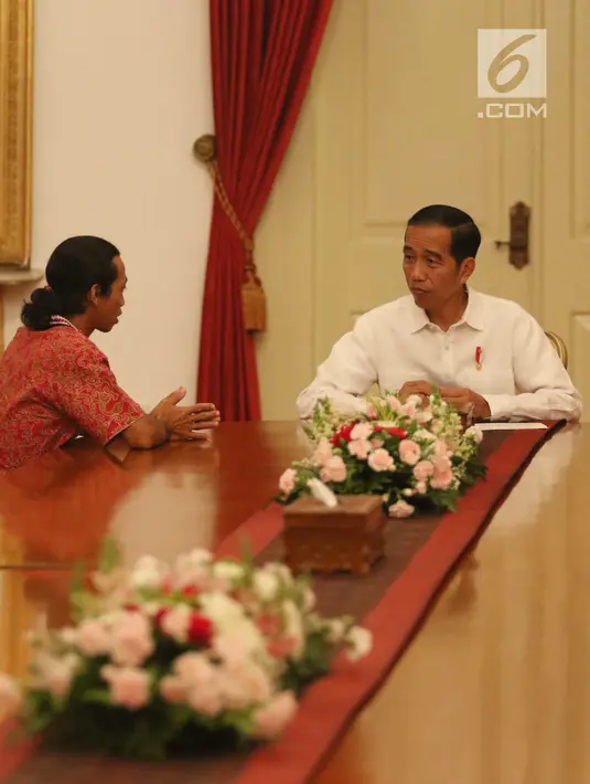 Seorang sopir truk bernama Agus Yuda (kiri) berbincang dengan Presiden Joko Widodo di Istana Negara, Jakarta, Selasa (8/5). Agus mengaku berjalan kaki selama 26 hari dari Sidoarjo menuju Jakarta untuk bertemu Jokowi. (Liputan6.com/Angga Yuniar)
