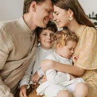 Ciptakan lingkungan rumah yang penuh tawa dan minim tekanan agar anak bisa mengeksplorasi dunia anak dengan hati yang lebih tenang. [Dok/Pexels.com/Vlada Karpovich].