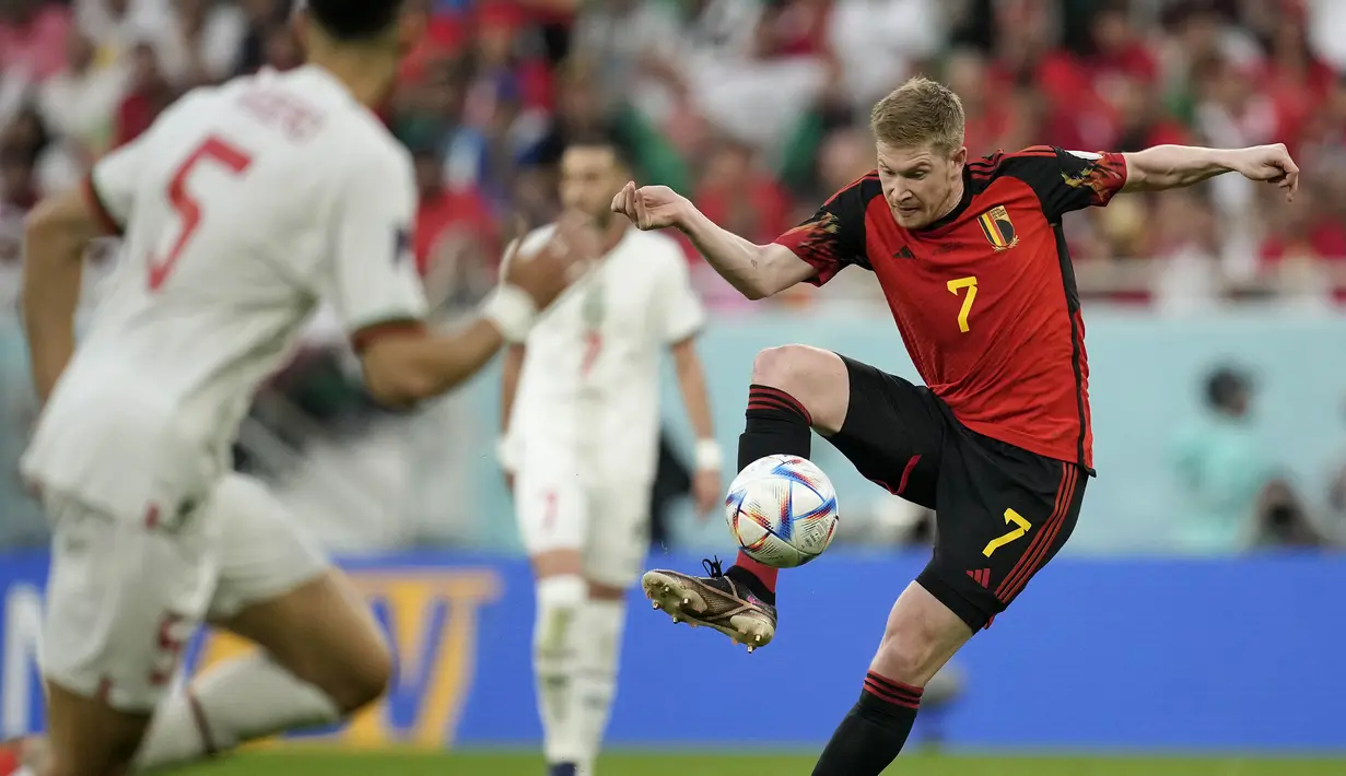 Timnas Belgia langsung bermain menekan sejak babak pertama dimulai. Kevin De Buyne dkk mampu mendominasi lini tengah dan terus mencoba menembus pertahanan Timnas Maroko. (AP/Christophe Ena)