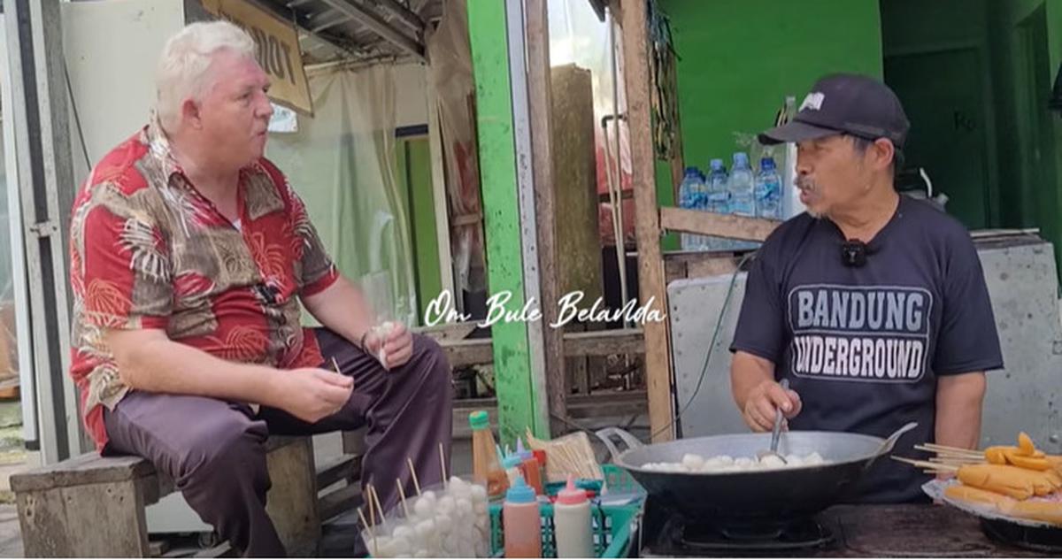 Sambil Makan Cireng, Bule Belanda Dengar Cerita soal Meletusnya Gunung Galunggung sampai Melongo