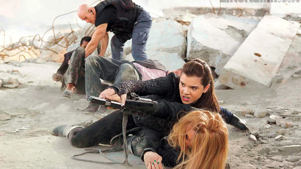 Aktris Muda Hailee Steinfeld Tampil Liar di Trailer Barely Lethal