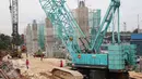 Pekerja menyelesaikan pembangunan tiang penyangga jalur transportasi LRT Cibubur-Cawang di Jakarta, Selasa (29/11). Proyek tersebut ditargetkan selesai pada tahun 2019, dengan progres Cawang-Bekasi 4,8 persen. (Liputan6.com/Immanuel Antonius)