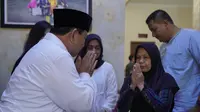 Menteri Pertahanan Prabowo Subianto bertakziah ke kediaman para perwira TNI Angkatan Udara (AU) yang gugur dalam musibah jatuhnya dua pesawat EMB-314 Super Tucano di kompleks perumahan Pangkalan TNI AU Abdul Rachman Saleh, Malang. (Foto: Pusat Penerangan Kementerian Pertahanan)