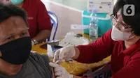 Petugas medis melakukan vaksinasi Covid-19 kepada seorang lansia di Gor Total Persada, Kota Tangerang, Selasa (8/6/2021). Vaksinasi tersebut untuk melindungi mereka dari Covid-19 yang tengah mewabah. (Liputan6.com/Angga Yuniar)