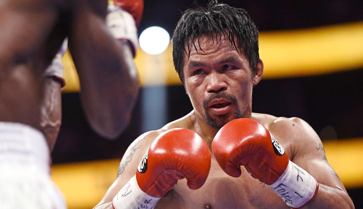 Manny Pacquiao - Petinju asal Filipina ini memutuskan gantung sarung tinju tidak lama setelah menelan kekalahan dari petinju Kuba, Yordenis Ugas. Pacman yang telah bertinju selama 26 tahun sejak 1995 itu telah membukukan 12 gelar juara bergengsi tinju profesional. (AFP/Patrick T Fallon)