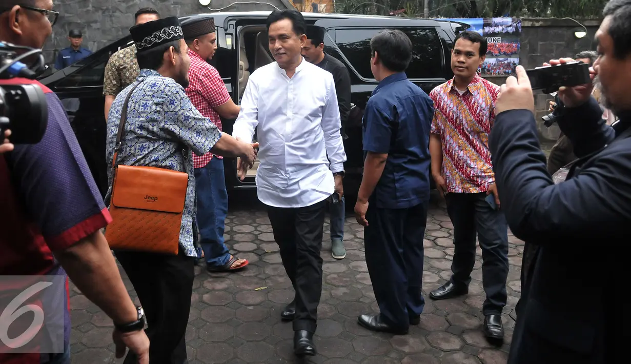 Bakal Calon Gubernur DKI Jakarta Yusril Ihza Mahendra saat tiba di Kantor DPP PAN, Jakarta, Jumat (17/6). Kedatangan Yusril untuk memaparkan visi misinya sebagai bakal calon Gubernur DKI Jakarta  (Liputan6.com/Johan Tallo)