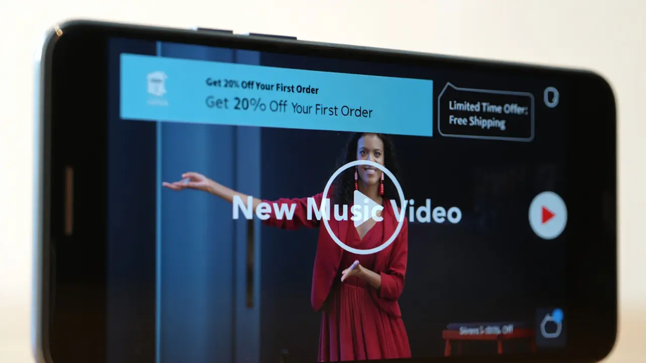 Iklan tiba-tiba muncul di hp (Foto: Reve Art AI)