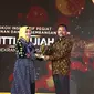 Ketua Dekranasda Kota Tarakan, Siti Rujiah Khairul saat menerima penghargaan Anugerah Inspiratif Liputan6.com 2023 dalam acara Festival6, Lintas Generasi Tanpa Batas di The Dome, Senayan Park, Sabtu (8/7/2023).