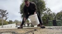 Arnold Schwarzenegger mengaspal jalanan berlubang dekat rumahnya di area Brentwood, Los Angeles, California, AS. (Dok: AP)