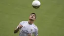 Gelandang baru Real Madrid, Reinier Jesus menjuggling bola saat presentasi dirinya di stadion Santiago Bernabeu di Madrid, Spanyol, Selasa, (18/2/2020). Pemuda asal Brasil ini direkrut Real Madrid dari Flamengo dengan biaya yang ditaksir mencapai 30 juta euro. (AP Photo/Paul White)