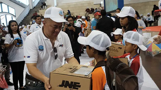 Pembagian kepada anak yatim saat HUT JNE ke-27 di Malang