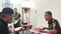 Tersangka Altafasalya Ardnika Basya dilakukan pemeriksaan JPU Kejari Kota Depok terkait kasus pembunuhan mahasiswa UI. (Liputan6.com/Dicky Agung Prihanto)