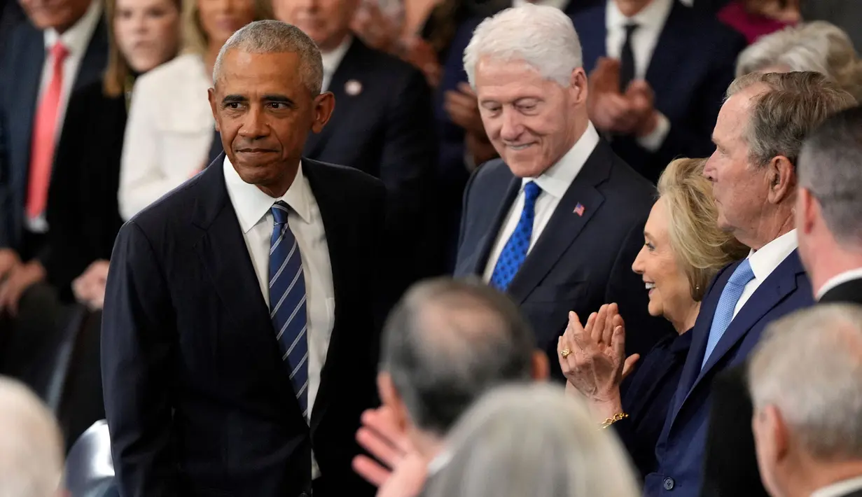 Mantan Presiden Amerika Serikat Barack Obama (kiri) bersama Bill Clinton tiba untuk upacara pelantikan di mana Donald Trump akan diambil sumpahnya sebagai Presiden AS ke-47 di Rotunda Gedung Kongres AS di Washington DC, pada 20 Januari 2025. (Julia Demaree Nikhinson/AFP)