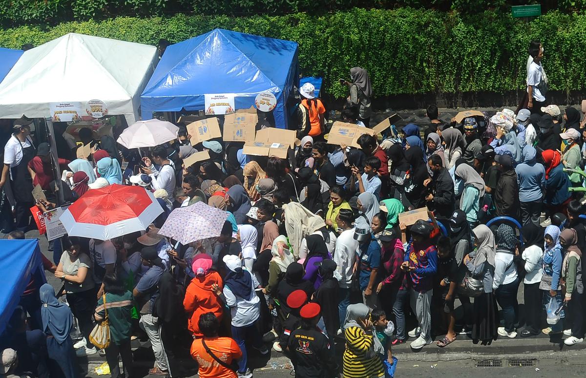 Warga serbu stand UMKM yang ramaikan pesta rakyat Prabowo-Gibran