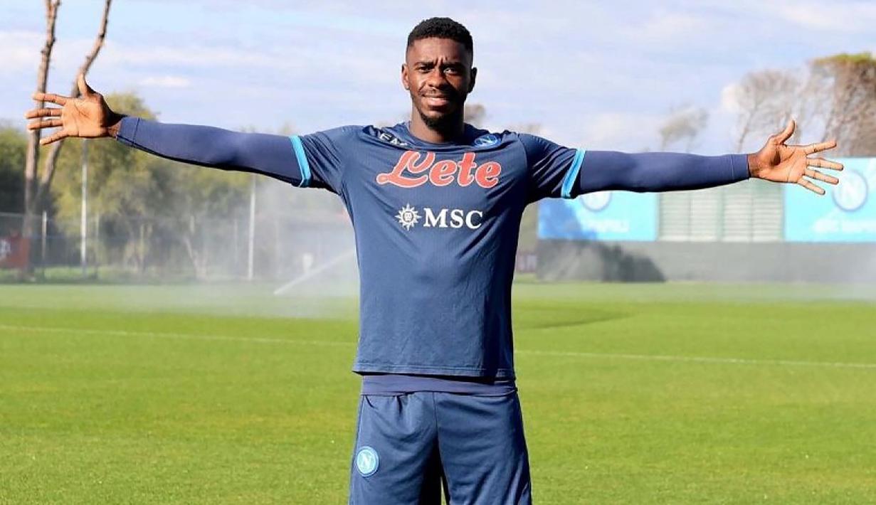 Axel Tuanzebe. Bek tengah Inggris berusia 24 tahun yang telah memperkuat Manchester United selama 6,5 musim ini menjalani peminjaman bersama klub keduanya Napoli mulai 7 Januari 2022 hingga akhir musim. Sebelumnya ia juga sempat dipinjamkan selama 2,5 musim bersama Aston Villa. (sscnapoli.it)