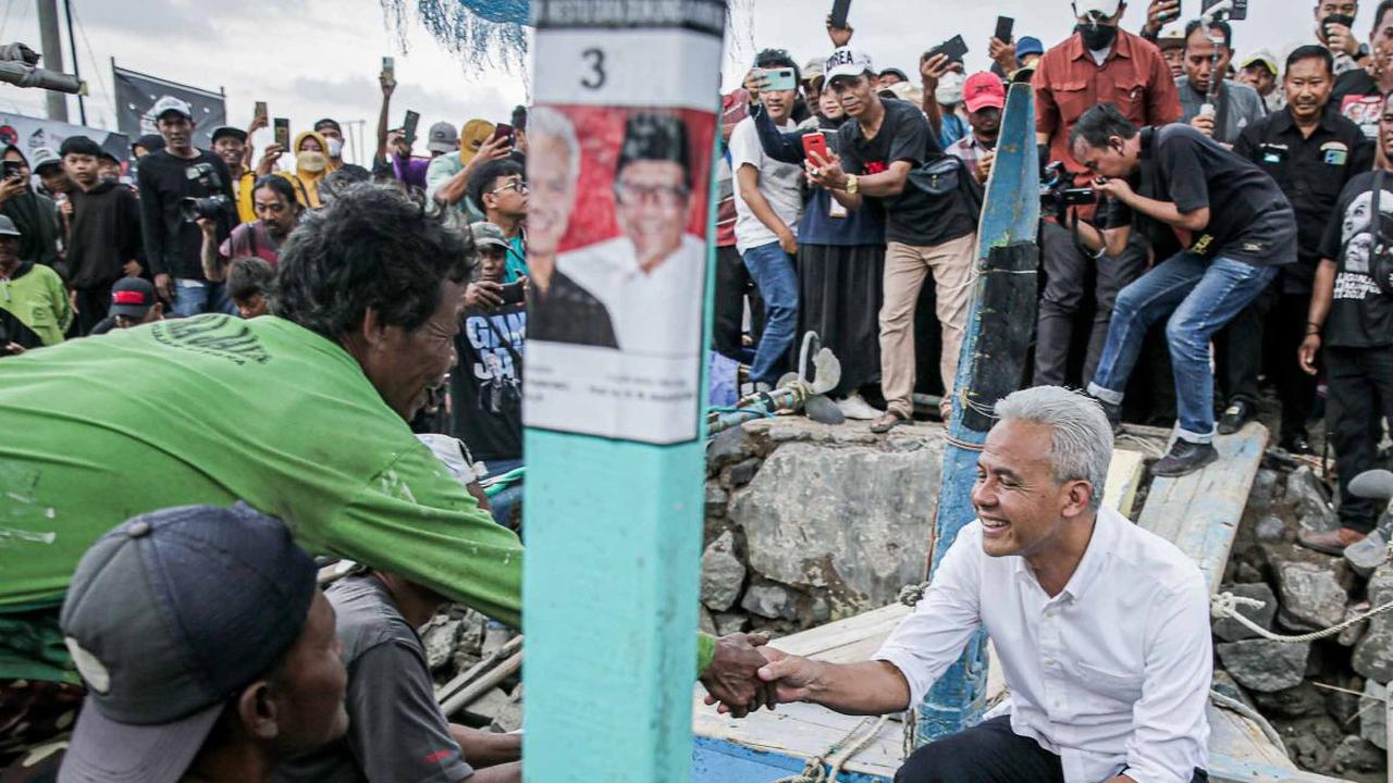 Capres nomor urut 3, Ganjar Pranowo menemui kelompok nelayan di Desa Kaliwingi, brebes, Jawa Tengah, Rabu (10/1/2024). Dalam momen tersebut Ganjar mendengar dan menyerap berbagai keluhan para nelayan.