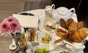 Sajian sarapan di dalam kamar di hotel Pullman Zamzam Makkah, Arab Saudi. (Liputan6.com/Asnida Riani)
