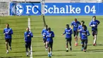 Para pemain FC Schalke 04 saat sesi latihan di Gelsenkirchen, Jerman, Rabu (23/4/2020). FC Schalke 04 menggelar sesi latihan setelah Bundesliga direncanakan akan kembali bergulir pada pada 9 Mei mendatang. (AP/Martin Meissner)
