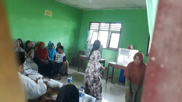 Warga banyumas memberikan hak pilihnya pada Pilkada Banyumas. (Liputan6.com/Muhamad Ridlo)