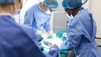 Operasi bariatrik adalah metode pengecilan lambung untuk mengatasi obesitas secara efektif. Salah satu figur publik yang telah menjalani prosedur ini adalah penyanyi dan penulis lagu Melly Goeslaw. Foto: Freepik.
