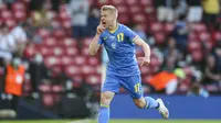 Oleksandr Zinchenko melakukan selebrasi setelah mencetak gol pertama timnya ketika pertandingan babak 16 Euro 2020 antara Swedia melawan Ukraina yang berlangsung di Hampden Park, Glasgow, Skotlandia pada Selasa (29/06/2021). (AP/Pool/Robert Perry)