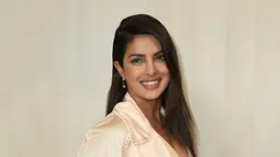 Aktris Bollywood, Priyanka Chopra menghadiri gala tahunan Hammer Museum di Los Angeles, 14 Oktober 2017. Priyanka mengenakan outer sutra berwarna peach rose yang dipadukan dengan gaun paillette-adorned. (Jordan Strauss/Invision/AP)