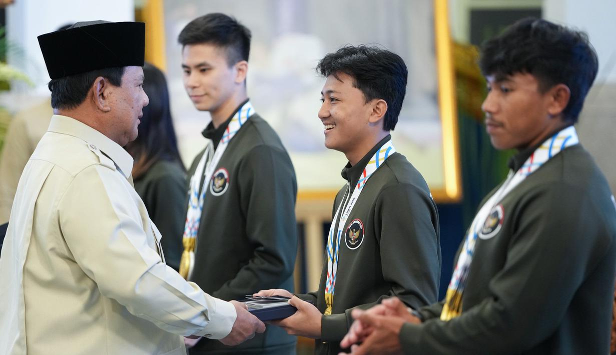 Atlet skateboard, Basral Graito Hutomo, tampak semringah saat menerima bonus dari Presiden Prabowo Subianto di Istana Negara, Kamis (8/1/2026). (Foto: Muchlis Jr - BPMI Sekretariat Presiden)