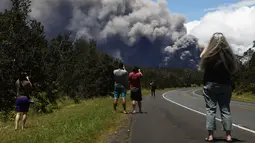 Sejumlah orang menonton dan mengambil gambar kepulan abu vulkanik dari gunung berapi Kilauea di Big Island Hawaii (15/5). Otoritas Hawaii menyatakan, awan abu mencapai ketinggian sekitar 3.000 meter hingga 3.600 meter. (Mario Tama/Getty Images/AFP)
