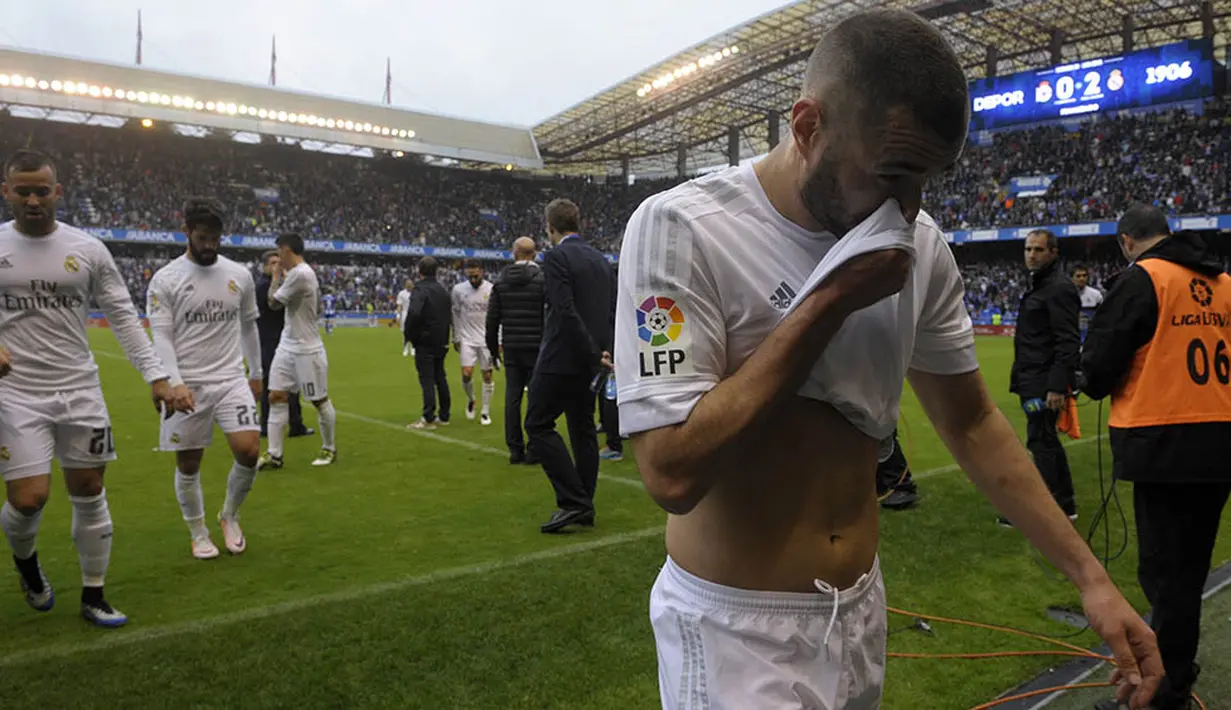 Striker Real Madrid, Karim Benzema, tampak murung usai laga La Liga Spanyol melawan Deportivo. Kegagalan ini menjadi yang keempat secara beruntun bagi Real Madrid. (AFP/Miguel Riopa)